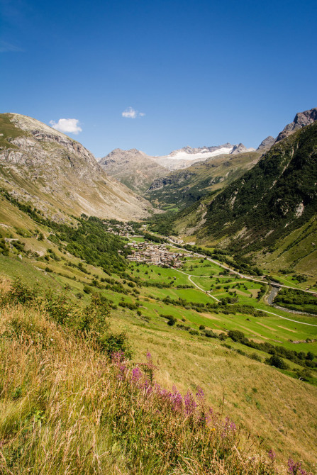 Bonneval-sur-Arc vu depuis la route du col de l'Iseran Bonneval-sur-Arc vu depuis la route du col de l'Iseran