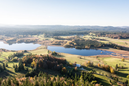 Lacs des Mortes et de Bellefontaine depuis le belvédère de la Roche-Bernard Lacs des Mortes et de Bellefontaine depuis le belvédère de la Roche-Bernard