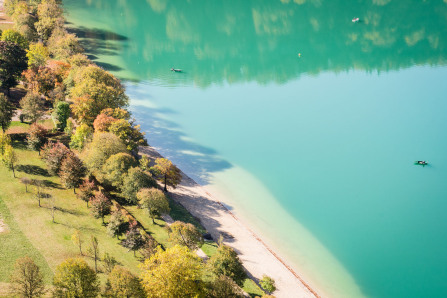 Lac de Chalain vu depuis le belvédère de Fontenu Lac de Chalain vu depuis le belvédère de Fontenu