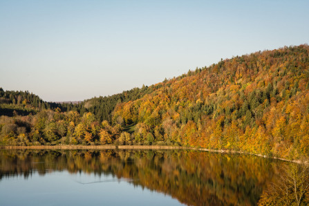 Lac de Narlay au crépuscule Lac de Narlay au crépuscule
