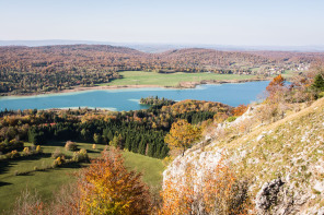 Randonnée des 4 lacs – Lac d'Ilay vu depuis le belvédère du pic de l'Aigle Randonnée des 4 lacs – Lac d'Ilay vu depuis le belvédère du pic de l'Aigle