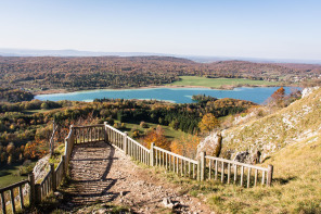 Randonnée des 4 lacs – Lac d'Ilay vu depuis le belvédère du pic de l'Aigle Randonnée des 4 lacs – Lac d'Ilay vu depuis le belvédère du pic de l'Aigle