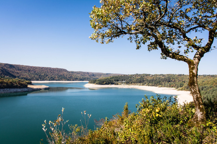 Lac de Vouglans depuis le belvédère de la Roche aux Corneilles Lac de Vouglans depuis le belvédère de la Roche aux Corneilles