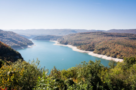 Lac de Vouglans depuis le belvédère du Regardoir Lac de Vouglans depuis le belvédère du Regardoir