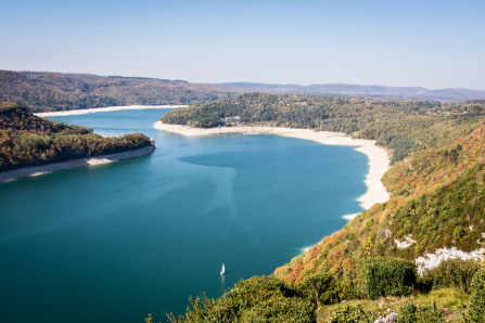 Lac de Vouglans depuis le belvédère du Regardoir Lac de Vouglans depuis le belvédère du Regardoir