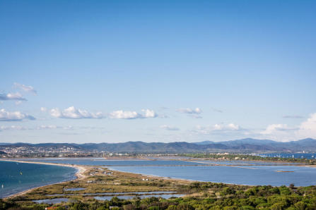 Presqu'île de Giens – Vue sur le double tomoblo depuis le square Bachagha Boualam