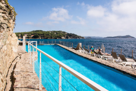 Presqu'île de Giens – Sentier du littoral entre le port du Niel et la baie du Niel – Piscine de l'hôtel Le Provençal