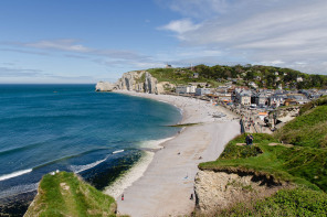 Vue d'Etretat depuis la falaise d'Aval Vue d'Etretat depuis la falaise d'Aval