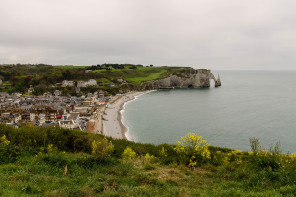 Vue d'Etretat depuis la falaise d'Amont Vue d'Etretat depuis la falaise d'Amont
