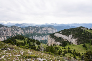 Trek autour des Hauts Plateaux – Vue sur le rocher d'Archiane depuis la Tête du Petit Jardin Trek autour des Hauts Plateaux – Vue sur le rocher d'Archiane depuis la Tête du Petit Jardin