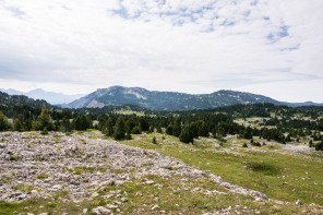Trek autour des Hauts Plateaux – Entre les falaises au nord du pas de l'Aiguille et la plaine de la Queyrie Trek autour des Hauts Plateaux – Entre les falaises au nord du pas de l'Aiguille et la plaine de la Queyrie