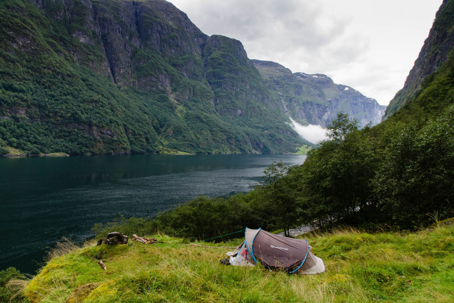 Camping sauvage dans le Nærøyfjord Camping sauvage dans le Nærøyfjord