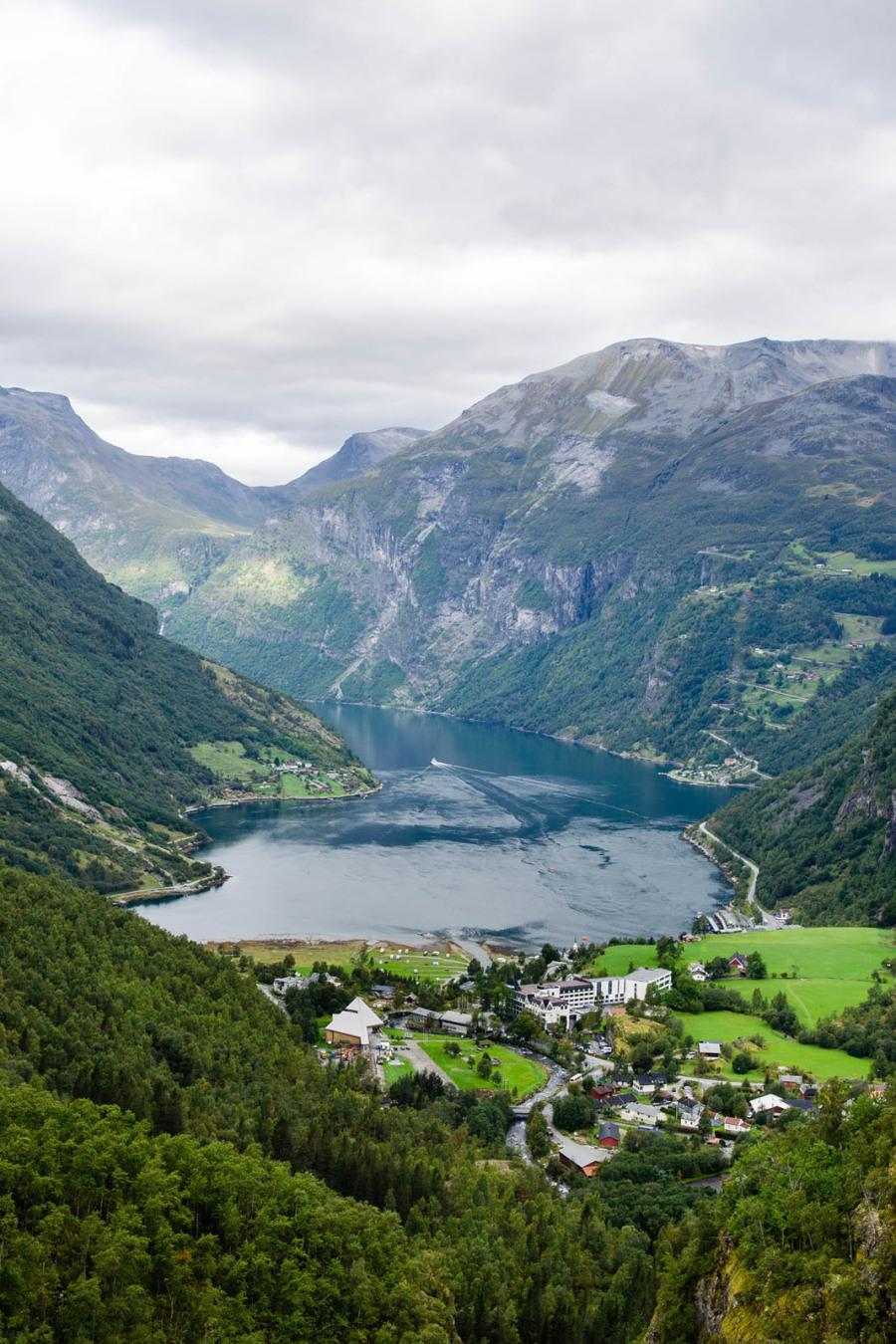 Vue du Geirangerfjord depuis Flydalsjuvet Vue du Geirangerfjord depuis Flydalsjuvet
