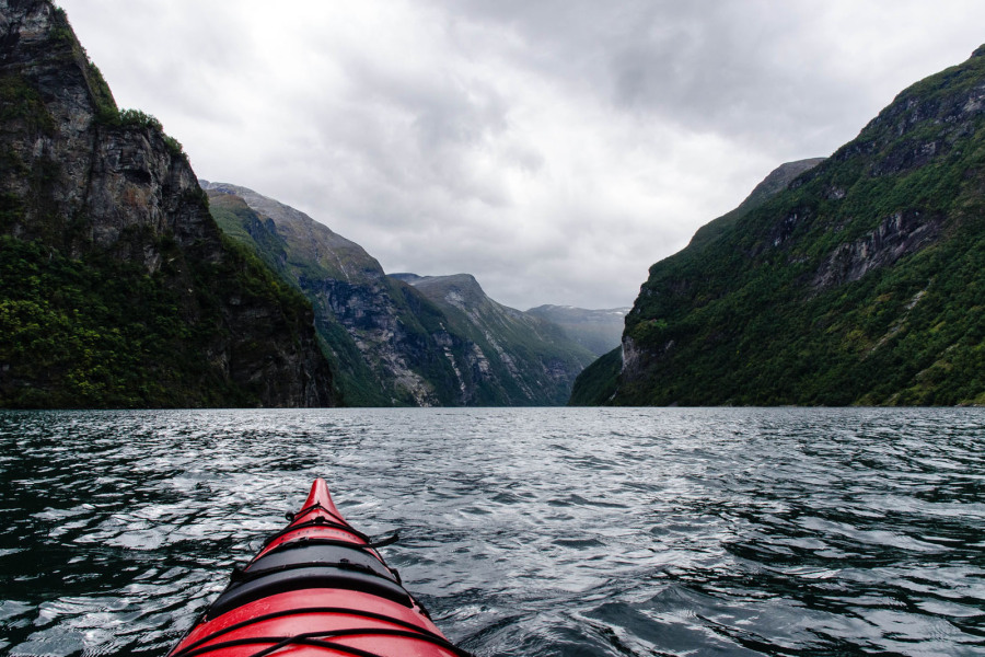 Kayak dans le Geirangerfjord Kayak dans le Geirangerfjord