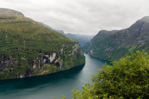 Vue du Geirangerfjord depuis Ørnevegen Vue du Geirangerfjord depuis Ørnevegen