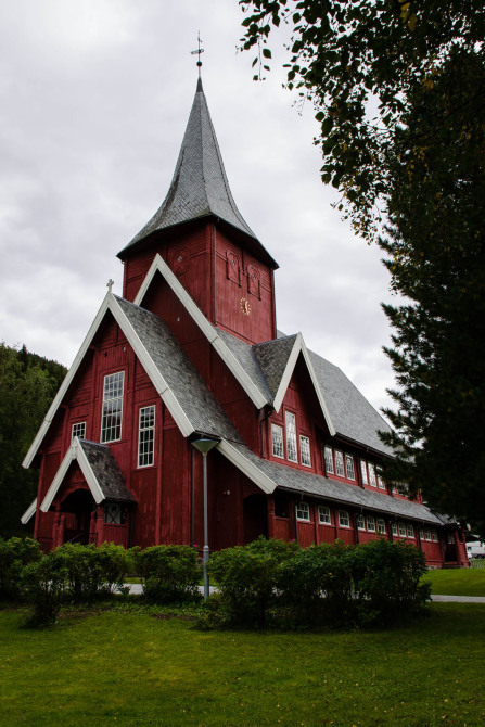 Eglise en bois rouge à Hol Eglise en bois rouge à Hol