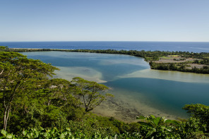 Vue du lac de Fauna Nui depuis le mont Tapu Vue du lac de Fauna Nui depuis le mont Tapu
