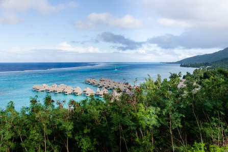 Belvédère au dessus de la plage de Temae Belvédère au dessus de la plage de Temae