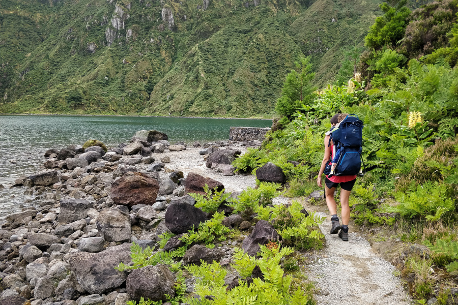 Descente jusqu'au lagoa do Fogo avec bébé sur le dos Descente jusqu'au lagoa do Fogo avec bébé sur le dos